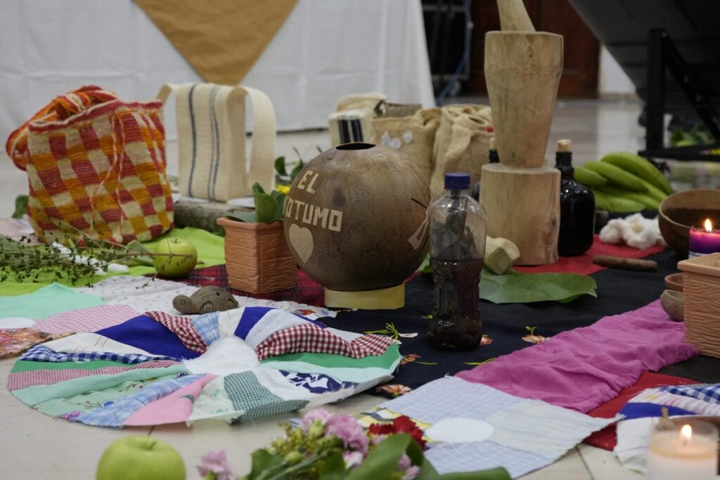Elementos como vasijas, totumos, pilones y plantas medicinales fueron presentados por los pueblos étnicos durante la audiencia. Foto: JEP.
