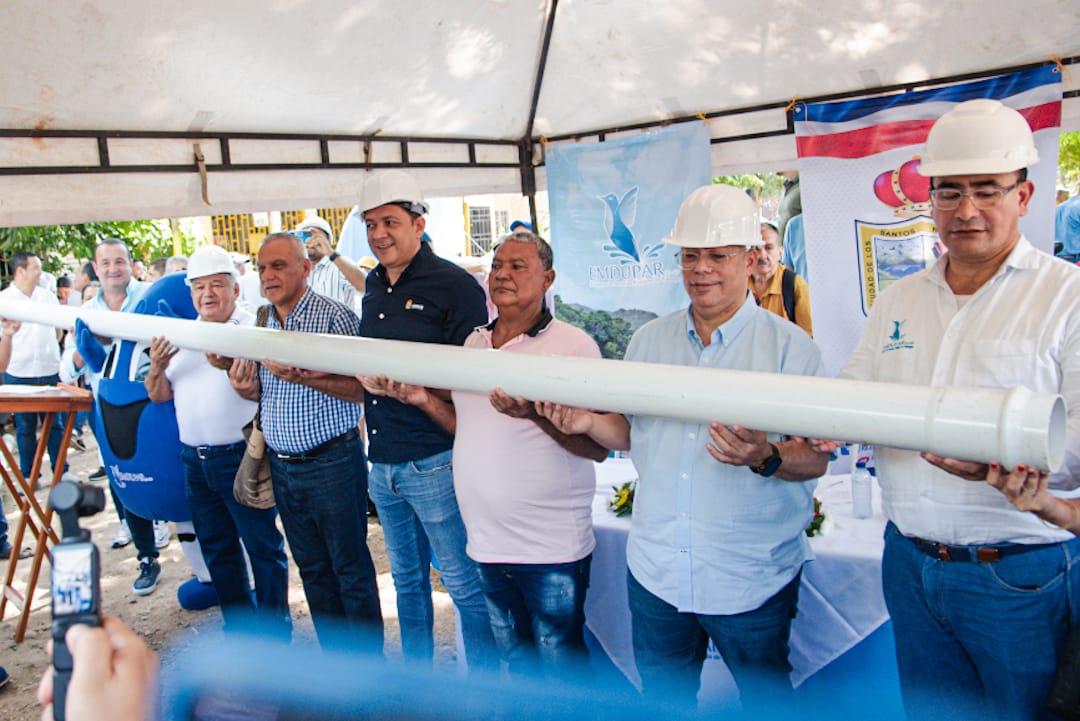 Autoridades y líderes comunitarios de Valledupar participan activamente en el inicio de la instalación de tuberías en el barrio Francisco Javier. Foto: Jesús Ochoa.