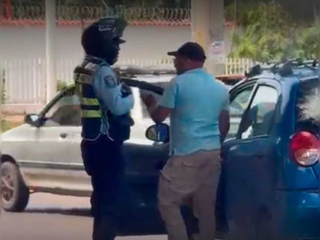 Alcaldía investiga pelea entre agente de tránsito y conductor en El Obelisco de Valledupar: ¿qué sanciones podrían recibir?