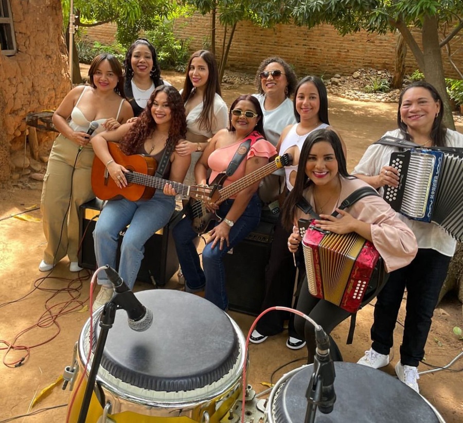 Grupo de artistas vallenatas que acompañaron a Karol G en la canción ‘No puedo vivir sin él’ en ‘Tropicoqueta’. FOTO: CORTESÍA MARÍA SARA VEGA.
