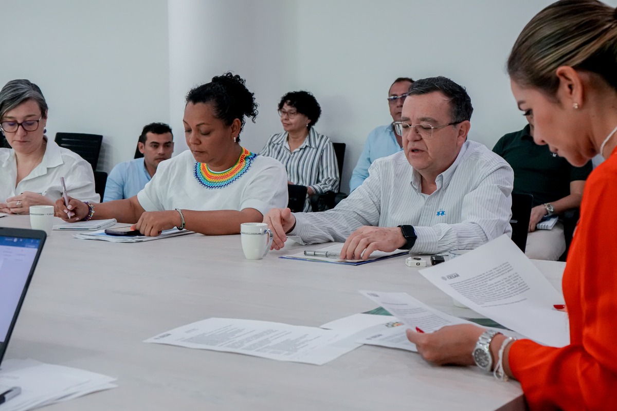 El presidente de la JEP, Alejandro Ramelli, y la gobernadora del Cesar, Elvia Milena Sanjuán, durante la reunión en Valledupar donde se revisaron los avances de los proyectos restaurativos. Foto: JEP.