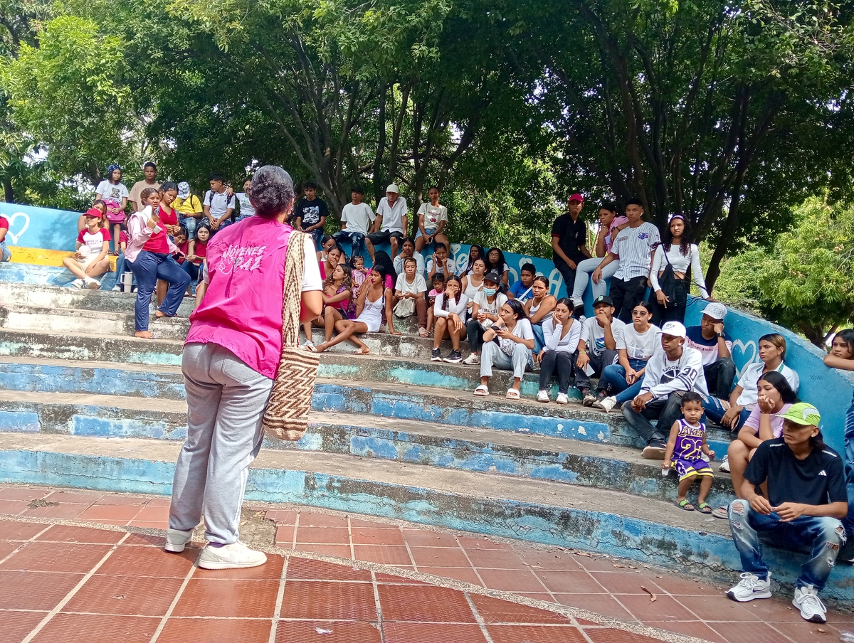 Aidé Mendoza, coordinadora municipal del programa Jóvenes en Paz, junto a los jóvenes del barrio Bello Horizonte durante la presentación de sus proyectos comunitarios. Foto: EL PILÓN.