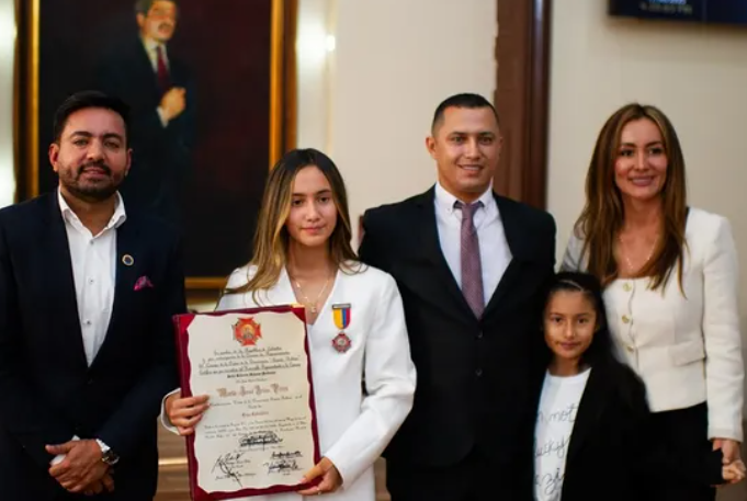 María José Arias, Reina Menor del Festival Vallenato, recibe condecoración en el Congreso de la República