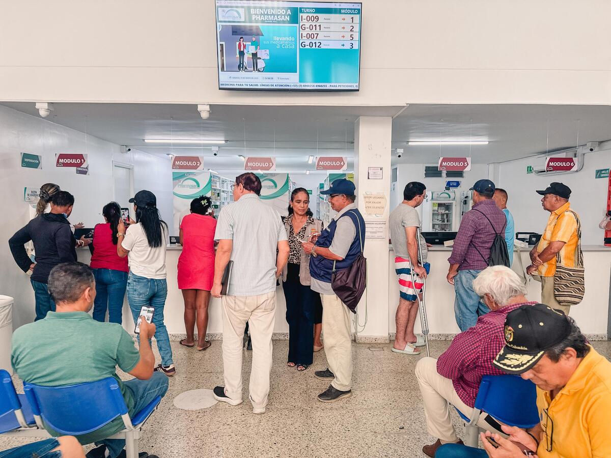 Funcionarios de la Secretaría de Salud de Valledupar durante la visita de inspección a Pharmasan, verificando las condiciones del servicio y atendiendo las quejas de los usuarios por la falta de entrega de medicamentos esenciales. Foto: Alcaldía de Valledupar.
