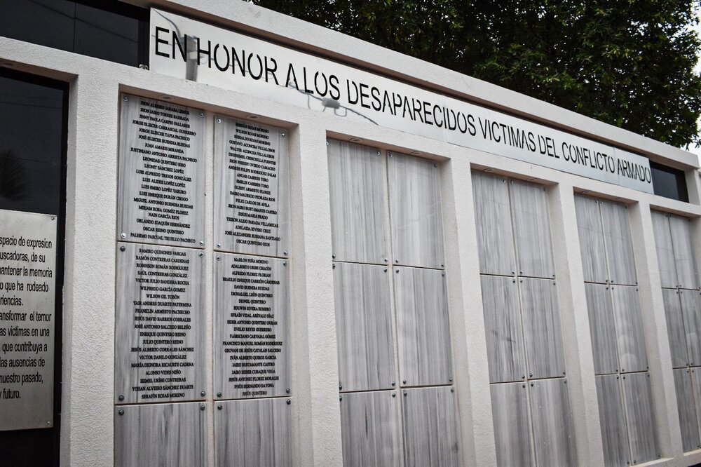 Placa conmemorativa instalada en el Cementerio Católico Central de Aguachica, que honra la memoria de más de 70 víctimas de desaparición forzada en el Cesar. Foto: JEP.