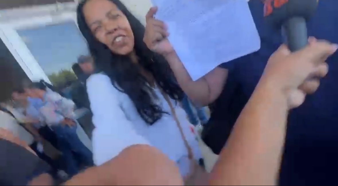 Pantallazo de la agresión a una periodista.