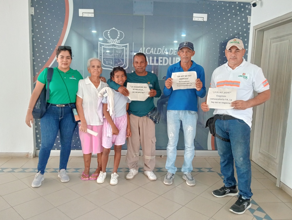 Recicladores de Valledupar protestan frente a la Alcaldía portando pancartas para exigir dignidad, respeto y garantías en la convocatoria de incentivos para el aprovechamiento de residuos sólidos. Foto: EL PILÓN.