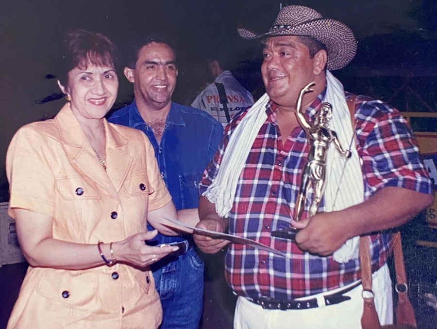 El compositor Wiston Muegues se fue a cantarle ‘La novia del Valle’ a Consuelo Araujonoguera