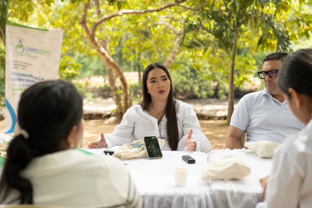 Adriana Margarita García Arévalo, directora de Corpocesar, durante la sesión informativa donde detalló el avance del 70% en el Plan de Acción Institucional 2024-2027. Foto: Corpocesar.