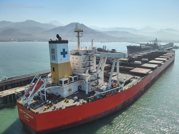 Barco de Drummond cargado de carbón.