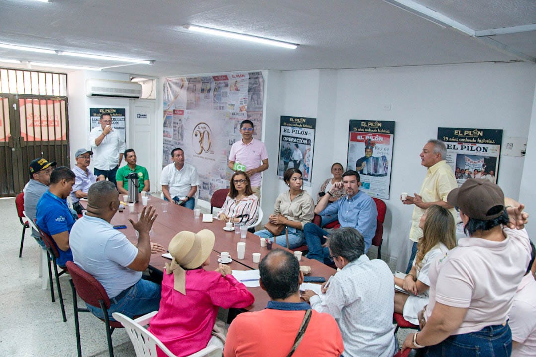 Integrantes de la Mesa del Árbol, ambientalistas, funcionarios de la Alcaldía, representantes de empresas de servicios y ciudadanos debatieron en Valledupar sobre la reciente tala de árboles en la Galería Popular y las podas urbanas. Foto: Jesús Ochoa.