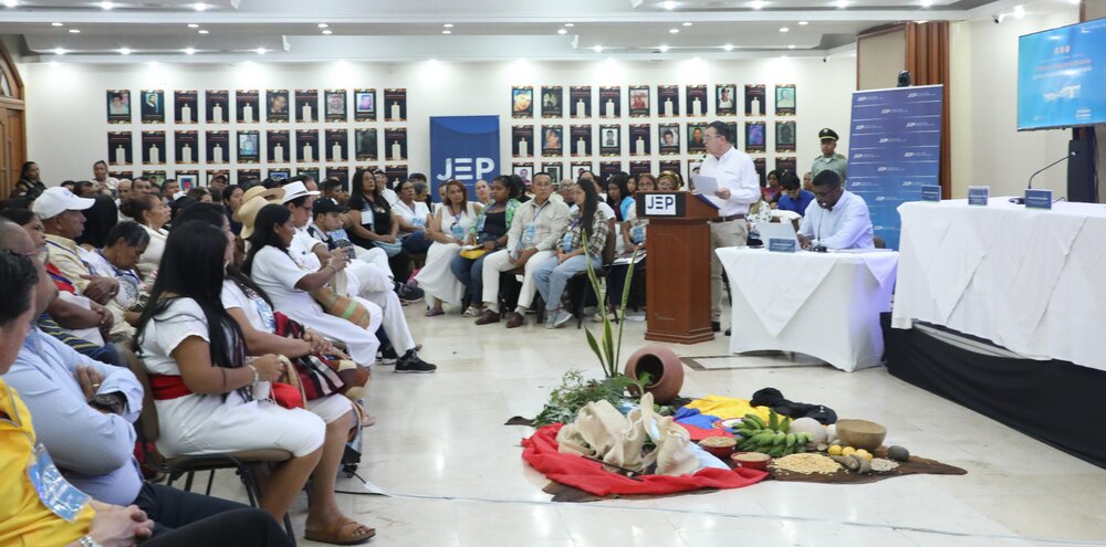 Magistrados de la Jurisdicción Especial para la Paz (JEP) junto a víctimas y comparecientes durante la Audiencia Pública de Verificación en Valledupar. Foto: EL PILÓN.