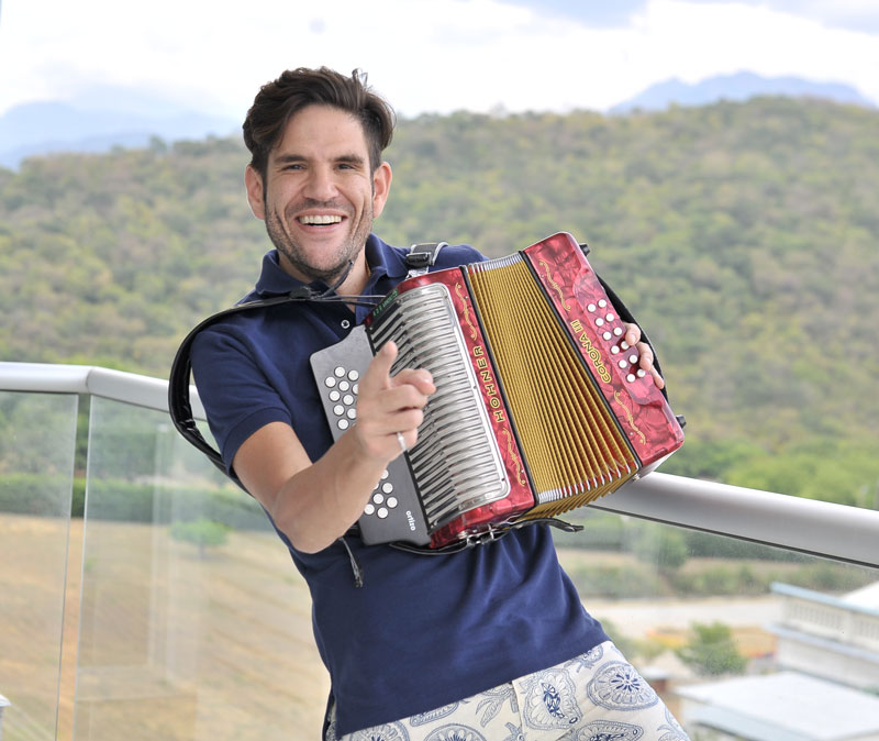 Hohner creará un acordeón especial en honor a Juancho de la Espriella