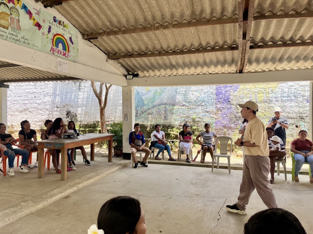 Reunión de concertación entre Jorge Bustos González, enlace regional Caribe del programa Jóvenes en Paz, y jóvenes de Atánquez. Foto: Cabildo Kankuamo.