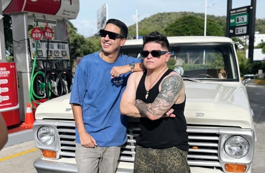 Martín Elías Jr. y Mono Zabaleta en el video del sencillo ‘Obvio bobis’. FOTO: PRENSA MONO ZABALETA.