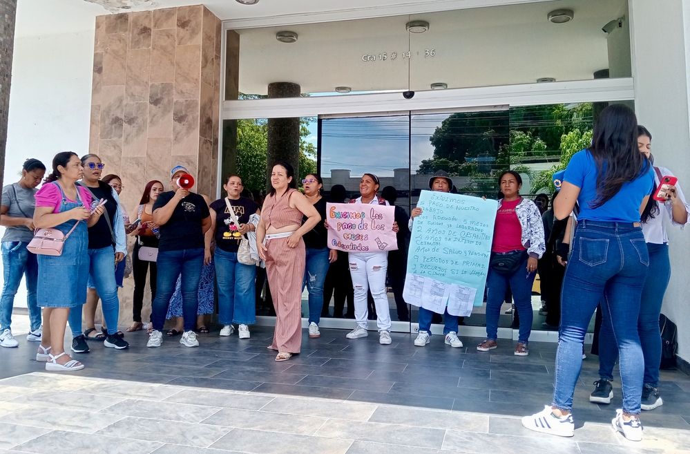 Trabajadoras y extrabajadoras protestaron frente a la antigua Clínica Buenos Aires exigiendo el pago de salarios atrasados y denunciando injusticias laborales. Foto: EL PILÓN.