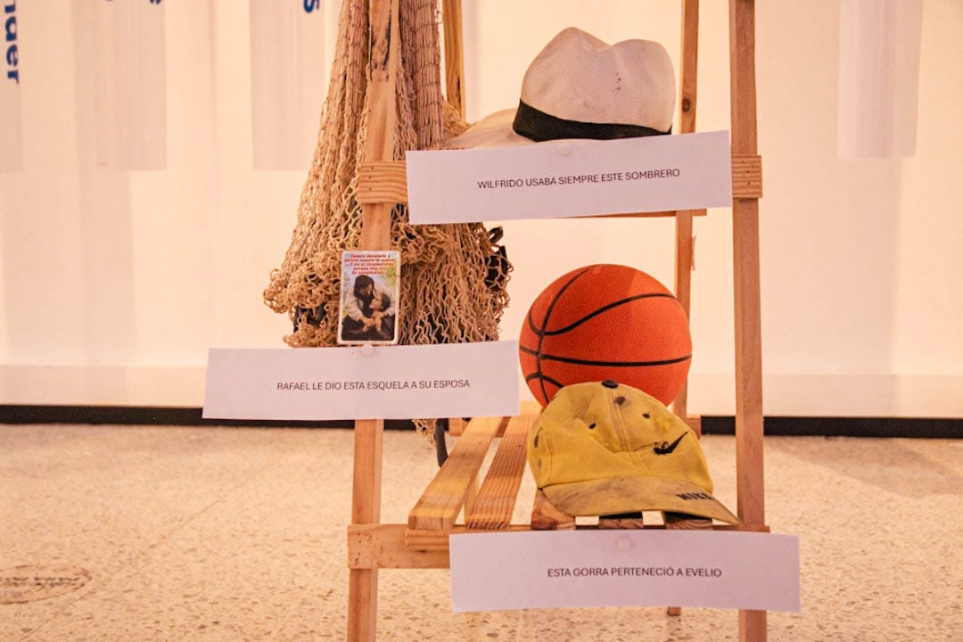 Objetos personales que solían usar las víctimas de ejecuciones extrajudiciales, expuestos en la muestra “Restaura la vida” en la Biblioteca Departamental del Cesar. Foto: Jesús Ochoa.