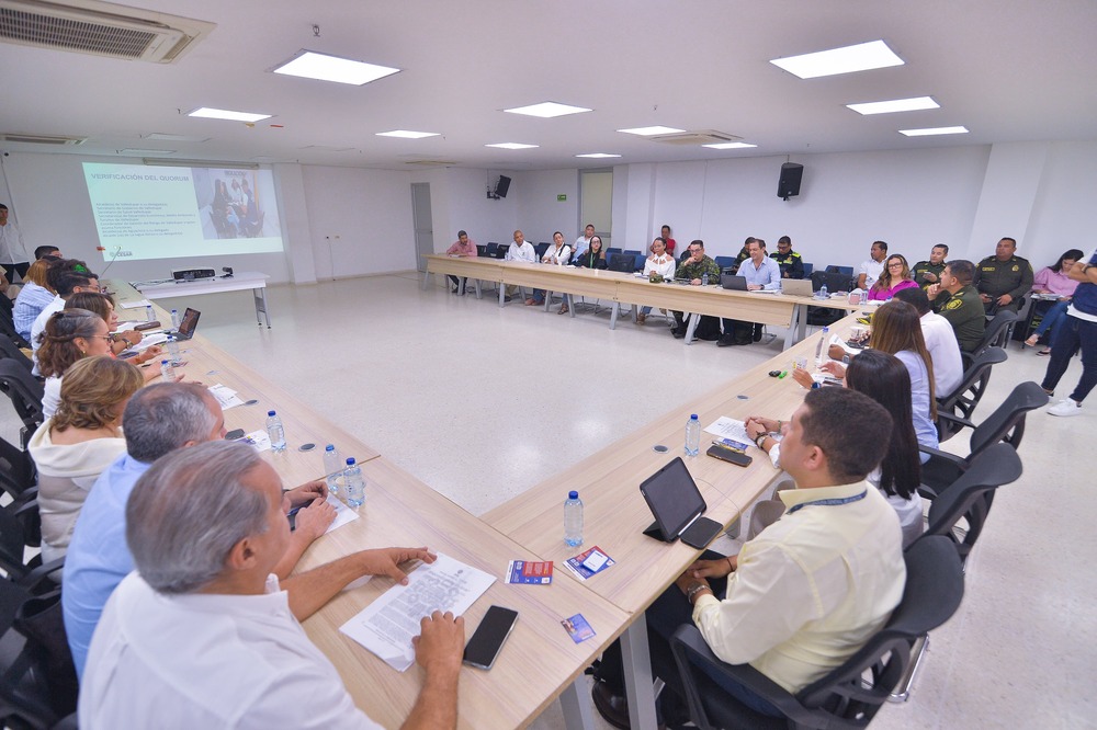 Integrantes de la Primera Mesa de Coordinación Departamental de Asuntos Migratorios en el Cesar, reunidos para articular acciones de asistencia, regularización y protección a la población migrante del departamento. Foto: Gobernación del Cesar.