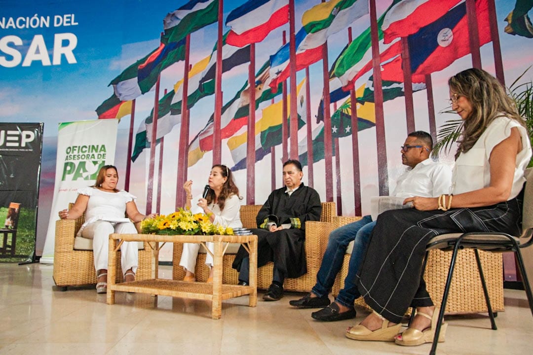 Panel de diálogo restaurativo integrado por el magistrado José Miller Hormiga (JEP), la directora nacional de la Agencia para la Reincorporación y la Normalización (ARN), Alejandra Villalobos, la representante de las víctimas y el representante de los miembros del Ejército. Foto: Jesús Ochoa.