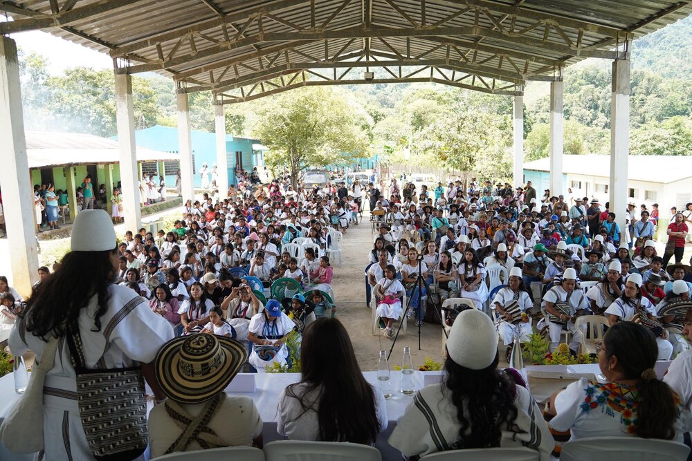 La ministra de Ambiente y Desarrollo Sostenible, Lena Estrada Añokazi, y líderes del Pueblo Arhuaco en el lanzamiento del proyecto de restauración ecológica. Foto: Ministerio de Ambiente y Desarrollo Sostenible.