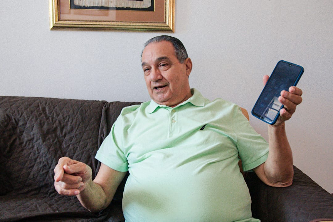 Con el celular en mano, el abogado Iván Castro Maya comparte su experiencia en derecho civil a través de videos en TikTok e Instagram, acercando la ley a nuevas generaciones. Foto: Jesús Ochoa.