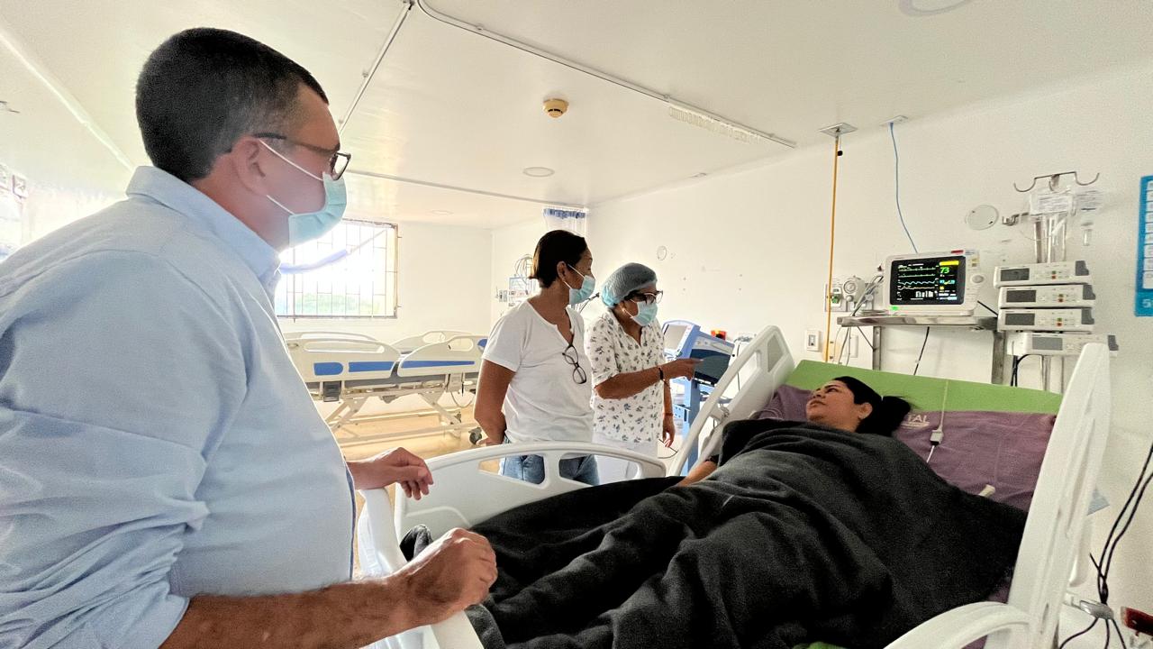El Dr. Víctor Hugo Romero Salcedo, especialista en cirugía de columna, junto a la paciente Luz Elena Morelos Gandía durante su recuperación tras la primera cirugía de columna vertebral realizada con éxito en el Hospital Rosario Pumarejo de López de Valledupar. Foto: HRPL.
