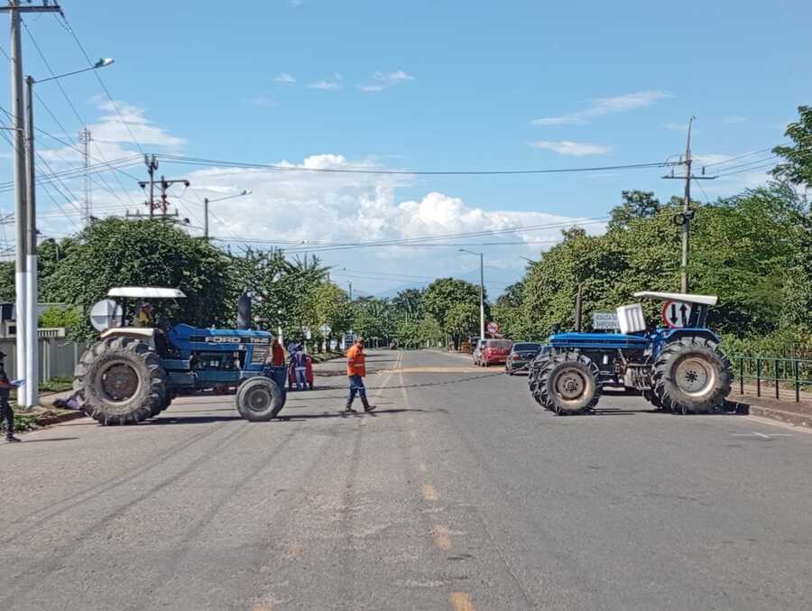 Arroceros bloquearon vía entre La Jagua de Ibirico y Becerril para exigir solución a crisis