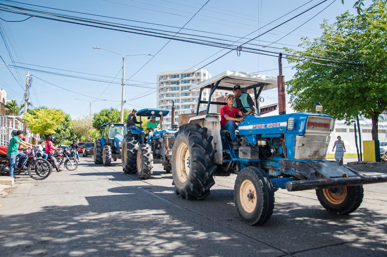 En tractores, arroceros del Cesar le piden a la gobernadora alzar la voz por el campo