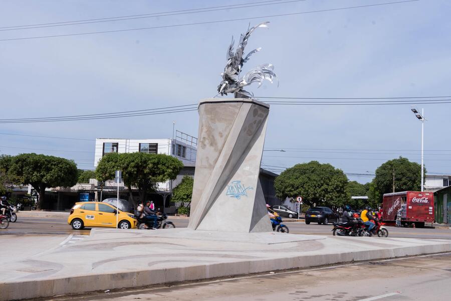 El monumento está ubicado a un costado de la intersección de la avenida Simón Bolívar con la transversal 16C.