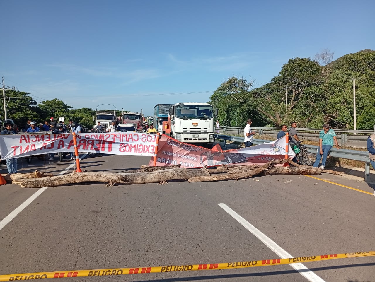 Campesinos y afros bloquean vía nacional en Valencia de Jesús exigiendo agua potable, médicos y tierras