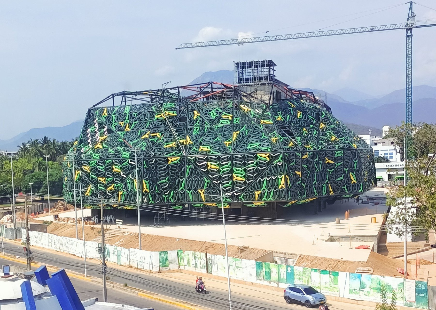 Centro Cultural de la Música Vallenata en Valledupar, rodeado de árboles de olivo negro, especie de rápido crecimiento pero no nativa, que genera debate sobre la necesidad de priorizar árboles típicos de la región para fortalecer la identidad ambiental y la biodiversidad local. Foto: Cambio.