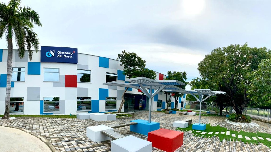 Fachada del colegio Gimnasio del Norte en Valledupar. Tras una fumigación sin aviso cerca de sus instalaciones, 11 estudiantes y 2 colaboradores resultaron afectados por intoxicación con el insecticida Malatión.