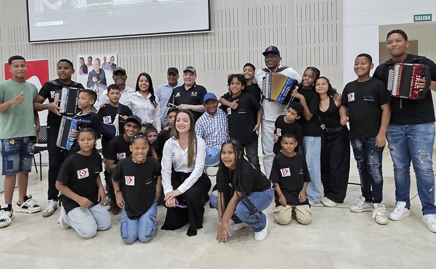 Con teclados de computador, 30 niños y niñas de La Loma aprendieron a tocar acordeón guiados por ‘Cocha’ Molina
