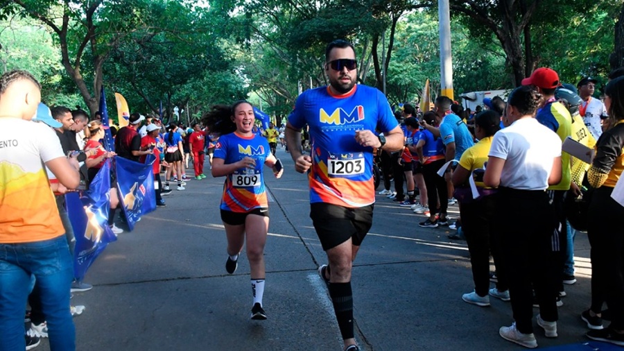 Atletas en la Media Maratón de la Independencia de Valledupar organizada por Comfacesar.