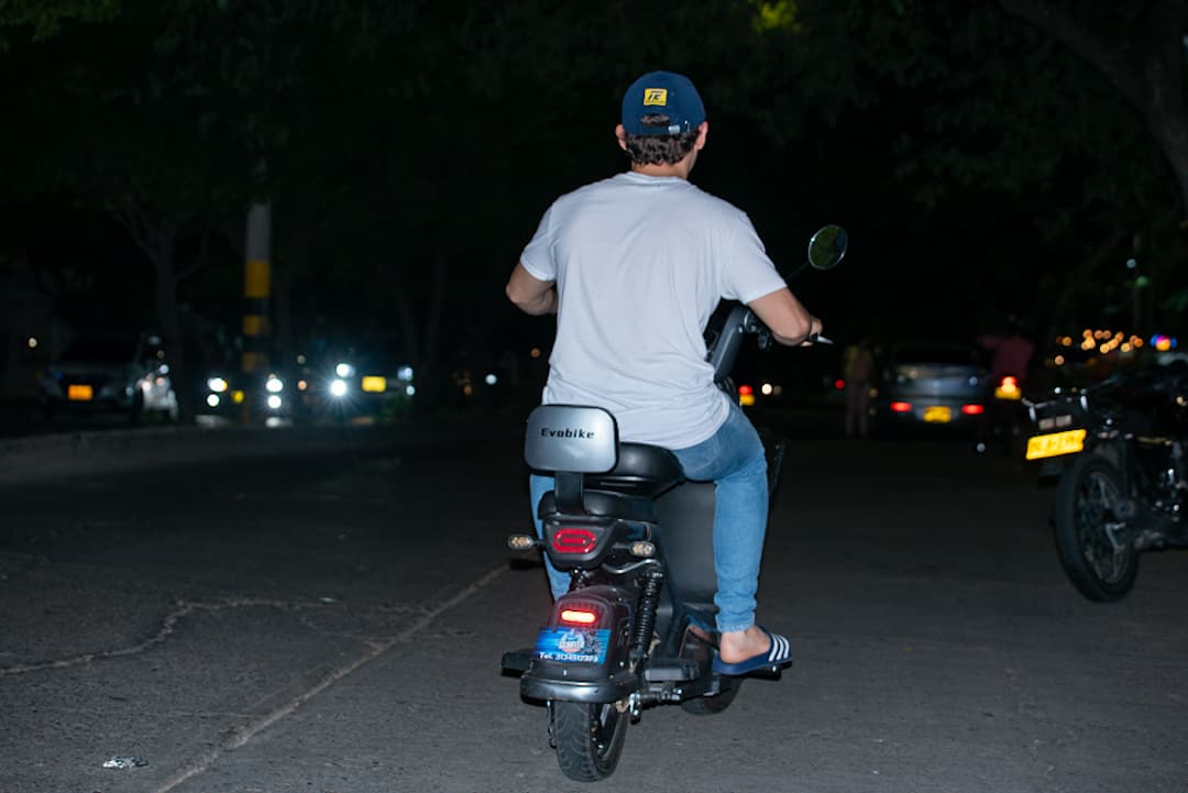 Motos eléctricas circulan por ciclorrutas con velocidades permitidas de hasta 25 km/h, y hasta 40 km/h en otras vías urbanas, conforme a la Ley 2486 de 2025 sancionada. Foto: Jesús Ochoa.