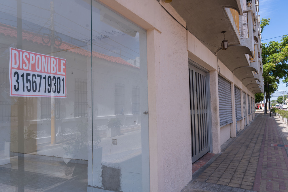 Los locales comerciales en arriendo en el centro histórico de Valledupar reflejan el abandono cívico y municipal. Foto: Jaiber Jiménez.