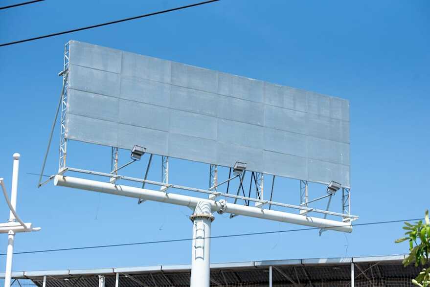 La ciudad se ha llenado de vallas publicitarias.