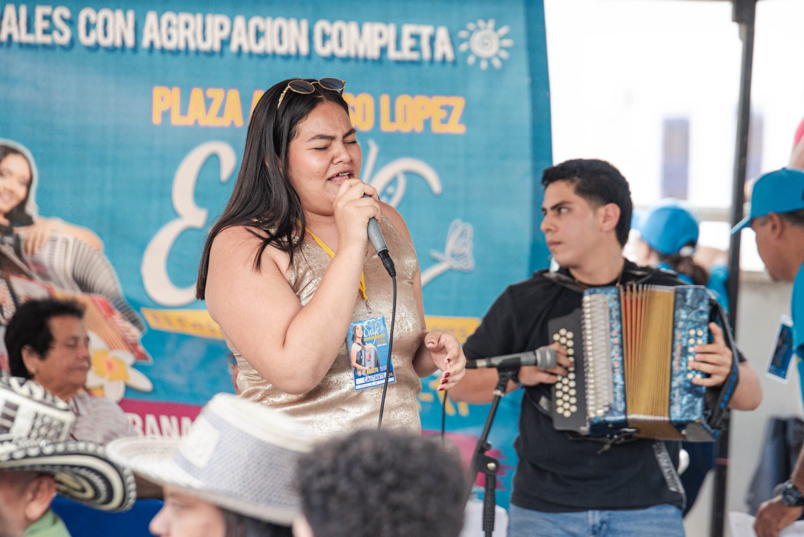 ¡Emotivo momento en Evafe 2025! Concursante confundió aire, casi la eliminan, pero se aprendió canción y siguió participando