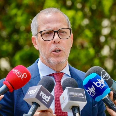 Procuraduría suspende a Alfredo Saade por escándalo de los pasaportes