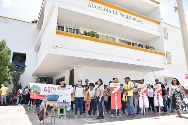 Los docentes completaron su tercer día de protesta con un plantón en la Alcaldía de Valledupar.