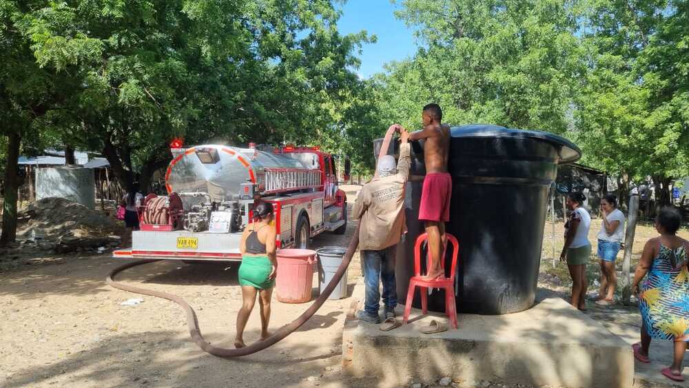 Miembros del Cuerpo de Bomberos Voluntarios de Valledupar abastecieron de agua potable a la comunidad de Las Raíces durante la tarde del 12 de agosto, en respuesta a la emergencia hídrica en los corregimientos del norte. Foto: Cuerpo de Bomberos Voluntarios de Valledupar.