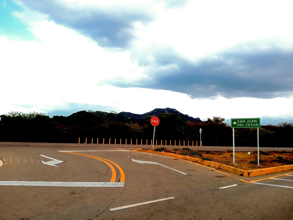 Posibles bloqueos en la vía a San Juan del Cesar el lunes 11 de agosto, donde comunidades mantienen la alerta por posibles bloqueos relacionados con el conflicto por acceso al agua y disputas territoriales. Foto: EL PILÓN