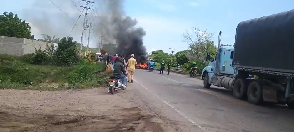 Bloqueos en la vía Bosconia a Barranquilla durante el 20 de agosto.