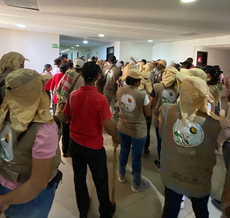 Campesinos retiraron bloqueo en el piso 11 de la Caja Agraria.