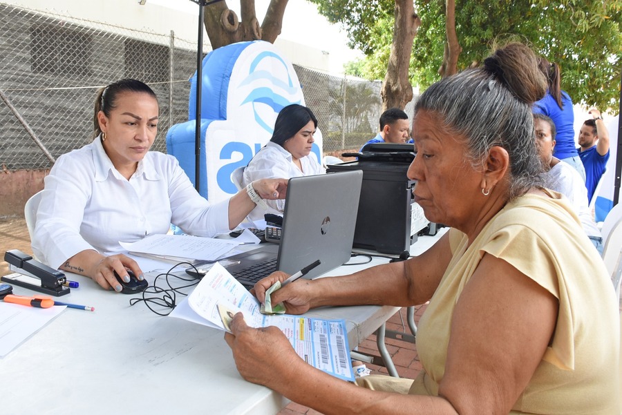 Ciudadana pagando el recibo de Emdupar.