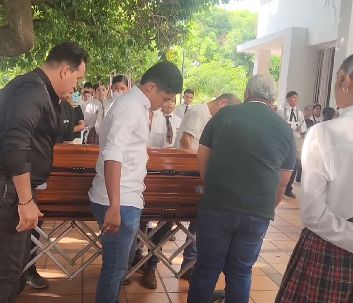 En Aguachica despidieron entre homenajes al docente que falleció tras desplomarse en un supermercado