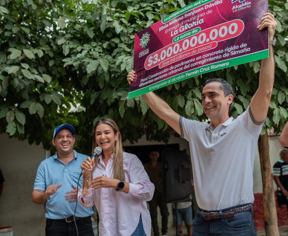 Entrega de cheque por parte de la gobernadora al alcalde de La Gloria.