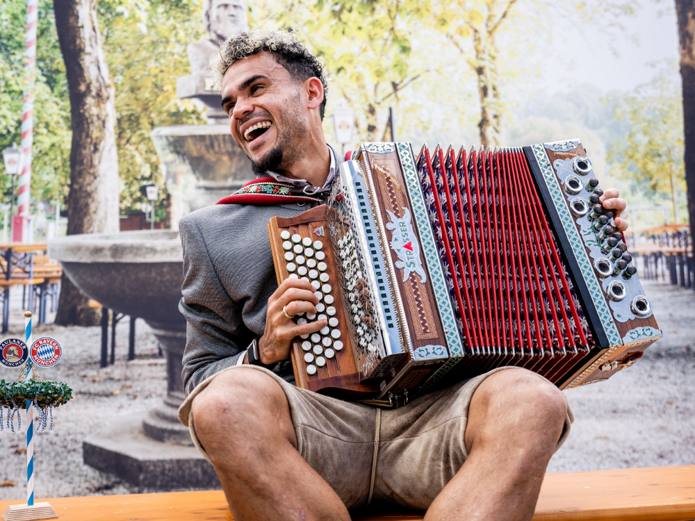 Valledupar sonó en Múnich: Luis Díaz se vistió de bávaro y tocó el acordeón