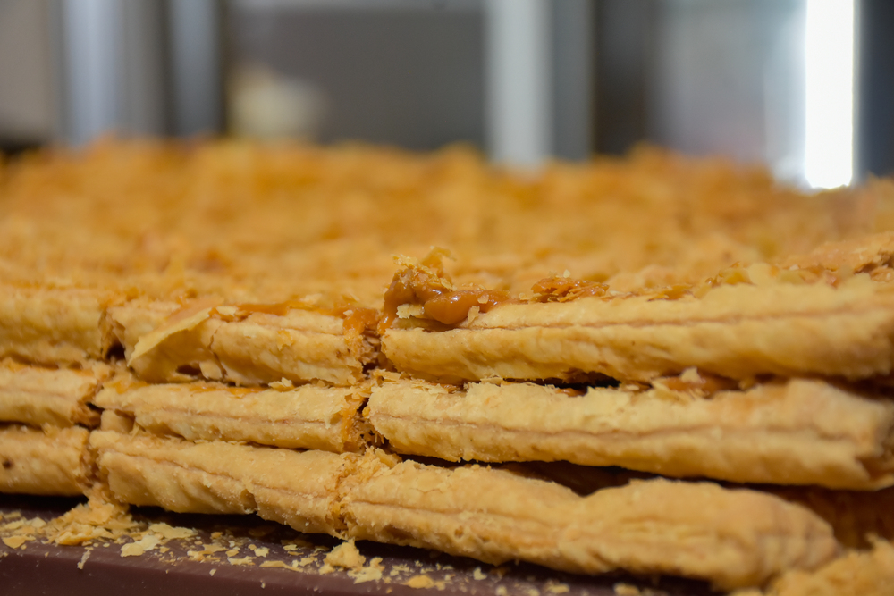 Dulce de tres leches tropical de millo, creación de la chef Alba Cecilia Dangond y la repostería María Cecilia Diazgranados, una propuesta que fusiona sabores autóctonos del Caribe y resalta la tradición culinaria de Valledupar en Sabor Barranquilla 2025. Foto: Sabor Barranquilla 2025.