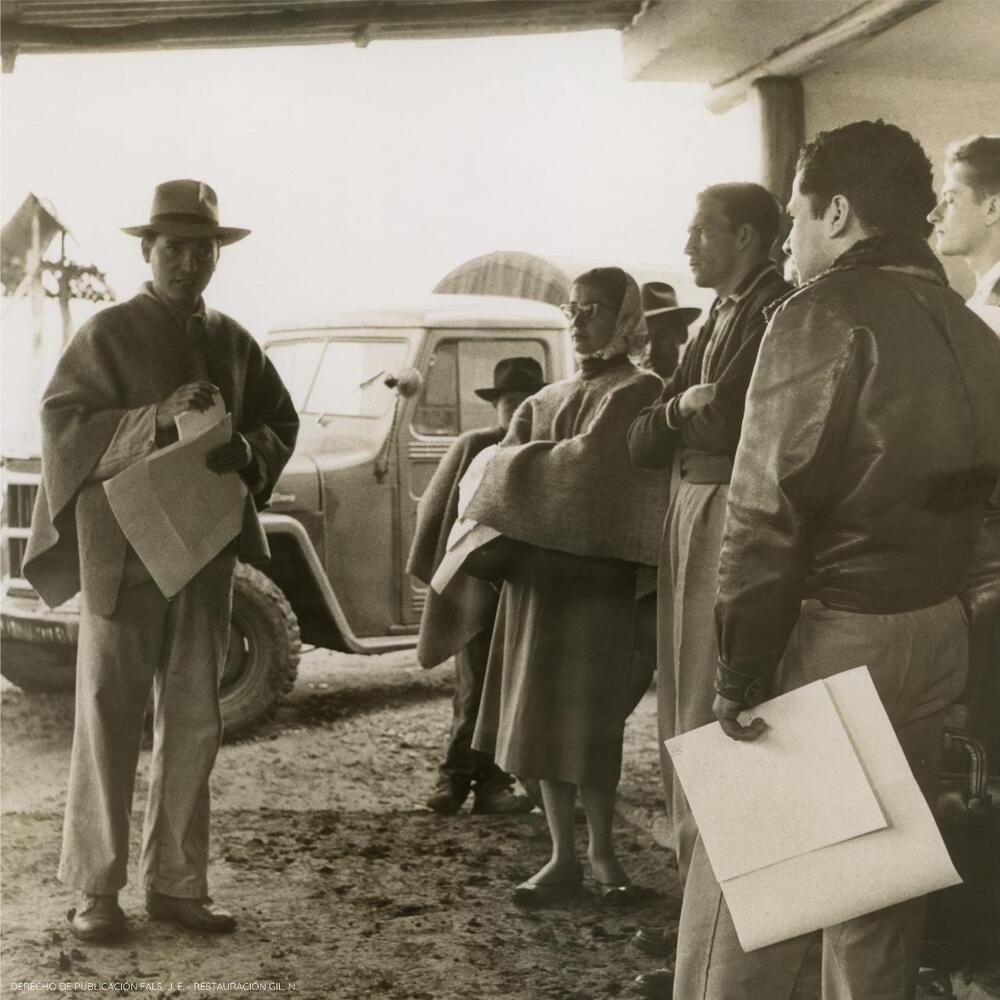 Orlando Fals Borda junto a campesinos de la vereda Saucito en Chocontá, Cundinamarca, en una de sus experiencias de trabajo de campo entre 1949 y 1965.